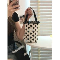 ราคา กระเป๋าถือผ้าแคนวาสลายลูกไม้ เวอร์ชั่นนุ่มๆ สำหรับผู้หญิง กระเป๋าถือแบบสะพายไหล่ลำลอง ทรงถัง ลายสีพื้น กระเป๋าถือดินสอ (24855027710)