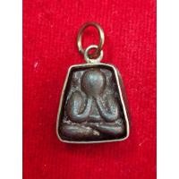 ราคา พระปิดตาเนื้อชินตะกั่วหลวงปู่เฮี้ยงวัดป่าจังหวัดชลบุรีเลี่ยมเงินเก่า (25253529748)