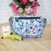ราคา กระเป๋าสะพาย ทรงสวย KIPLING SABIAN MINI CROSSBODY BAG วัสดุ Nylon Polyester 100 ขนาดกำลังน่ารัก เปิดปิดด้วยฝาปิดกระดุมแม่เหล็กและซิปแบรนด์ (702028923)