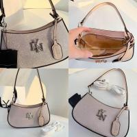 ราคา lyn gastonia rita glitter น้องวิ้ง เป็นหนังกลิตเตอร์ไม่หลุดติดมือจ้า กระเป๋า Lyn hobo สะพายไหล่ NEW rita gastonia อุปกรณ์ ถุงผ้า ป้ายแบรนด์ ป้ายราคา ขนาด 9 5 สูง 5 นิ้ว lyn (26156494259)