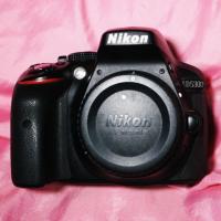 ราคา Nikon D5300 ทันทีที่คุณกดถ่ายภาพ เพียงถ่ายโอนภาพถ่ายสู่คอมพิวเตอร์หรืออุปกรณ์พกพาของคุณด้วยระบบ Wi Fi ในตัวของ D5300 ซึ่งเป็นนวัตกรรมครั้งแรกสุดสำหรับกล้อง DSLR คุณสามารถดาวน์โหลดแอปฯ Wireless Mobile 