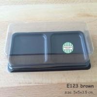 ราคา E123 กล่องใส่ขนมพลาสติก 2 ช่อง ฐานสีน้ำตาล แพคละ 50 ใบ (1284)