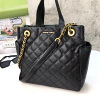 ราคา Charles & Keith Quilted กระเป๋าถือพร้อมที่จับ (3033564950)