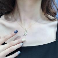 ราคา SWAROVSKI จี้สร้อยคอคริสตัลรูปขนนกสําหรับผู้หญิง (3046975044)