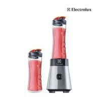 ราคา (มีคูปองลดเพิ่ม) Electrolux เครื่องปั่นน้ำผลไม้แบบพกพา รุ่น EMB3025 ความจุ 0.6 ลิตร ( กระบอก 2 ชิ้น. ) (1554217479)