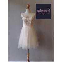 ราคา ชุดราตรีมือ 2 (ชุดราตรีมือสอง) ชุดราตรีสั้นสีครีม กระโปรงระบายผ้ามุ้ง คอกลม แขนกุด By missuri(มิสซูริ) (3476445020)