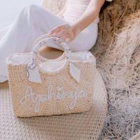 ราคา กระเป๋าสานทรงเหลี่ยม โทนสีขาว งานแต่งชื่อ ผูกผ้าพัน กระเป๋าสานผักตบชวา กระเป๋าสานแฮนเมด (7363264043)