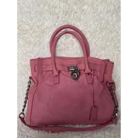 ราคา กระเป๋าหนังแบรนด์ Michael Kors มือสอง สภาพดี มีช่องใส่ของ 1 ช่อง ช่องชอบ1 ช่อง ภายในสะอาด (13428481051)