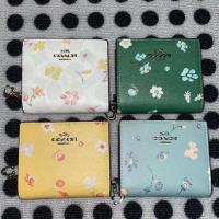 ราคา แท้ COACH C8703 8704 สไตล์ใหม่ กระเป๋าสตางค์ผู้หญิง ใหม่ ลายดอกไม้ กระเป๋าสตางค์สแน็ป กระเป๋าสตางค์หนัง กระเป๋าใส่เหรียญ (12791666484)