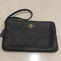 ราคา F16109 Coach คล้องมือ 2 ซิบ ไซด์ L สีน้ำตาลดำเข้ม แท้ ขนาด 8 ใส่ iphone 8 ได้ (2178192456)