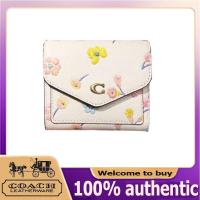 ราคา จัดส่งถึงบ้านใน 3 วัน COACH กระเป๋าสตางค์ผู้หญิง กระเป๋าสตางค์สามพับ กระเป๋าสตางค์ใบเล็กน่ารัก C2620 (13315613290)
