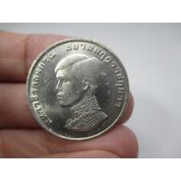 ราคา เหรียญ 1 บาทที่ระลึก สถาปนาเจ้าฟ้ามหาวชิราลงกรณเป็นสยามมกุฎราชกุมาร ปี 2515 รับเหรียญตามรูป (13976997757)