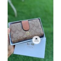 ราคา 【พร้อมกล่อง ????】#coachwallet กระเป๋าสตางค์ Coach 2พับ ใบกลางสองพับ #กระเป๋าสตางค์Coach รหัส 2/1 C ????ภาพจริงถ่ายเองค่ะ (5493396496)