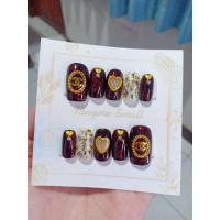 ราคา เล็บเจลพื้นดำกากแดงลายชาแนลติดอะไหล่หัวใจ ฟรีกาวตำไบ (5075704836)