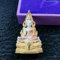 ราคา พระพุทธชินราช รุ่นเฉลิมพระเกียรติ ปี 2539 ﻿ เนื้oเงินสามกษัตริย์ องค์พระมีขนาดฐาน 1.8 ซม. สูง 3 ซม. มีต๊อกโค๊ตและหมายเลข (19391390028)