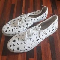 ราคา รองเท้าผ้าใบสีขาวลายอักษร เบอร์ 38,39 ใส่ได้ค่ะ เคยแค่ลองใส่10นาที มีตำหนิตรงพื้นรองเท้า (1545378012)
