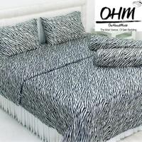 ราคา OHM ผ้าปูที่นอน ผ้าซาตินแท้ 330 เส้น ขนาด 6 ฟุต 5 ชิ้น (ลายทางม้าลายขาว-ดำ) (904881171)