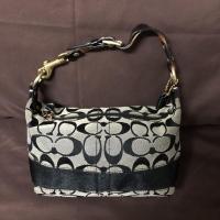 ราคา กระเป๋าcoachลายซีสีดำมือสองของแท้ (9137703355)
