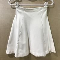 ราคา กระโปรงสั้น Uniqlo สีขาว ไซส์ s ส่งฟรี (1563588294)