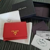 ราคา PRADA Saffiano Metal Tri-Fold Wallet Orchidea แท้100% (12145250204)