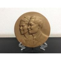 ราคา แผ่นเหรียญนูนต่ำ รูปพระราชินีกับในหลวง ในรัชกาลที่9 (3513890140)