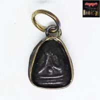 ราคา พระปิดตา หลวงปู่ศุข วัดปากคลองมะขามเฒ่า จ.ชัยนาท พระห้อยคอ เลี่ยมกรอบโลหะ (ไม่ทราบที่มาแน่ชัด) (12589380307)
