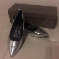 ราคา รองเท้าส้นแบนหัวแหลมเมทาลิคเงิน charles&keith (818104646)