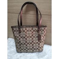 ราคา กระเป๋าCoach ของแท้ มือ2 สภาพดีลายC สีน้ำตาล ซับสีน้ำตาลเข้ม (งานShop) ขนาดฐาน 11นิ้ว สูง 10นิ้ว (8106481554)