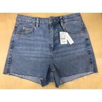 ราคา กางเกงยีนส์ Topshop ขาสั้น รุ่น mom size UK 8 ของใหม่ แท้ ป้ายห้อย เอว 27 สะโพก 35 ยาว 12 นิ้ว ราคาเต็ม2,190 ลดเหลือ 890 (1580500150)