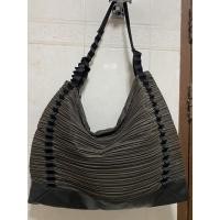 ราคา pleats please shoulder bag แท้มือสอง (5878108400)