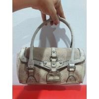 ราคา กระเป๋า Guess ผ้อปักแบรนด์สีทอง สายหนังนก สวยงามมาก สภาพใหม่กริบ (3957762591)
