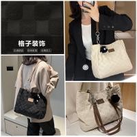 ราคา LKGB9229 กระเป๋าสะพายผู้หญิง (( แถมฟรี!! จี้น่ารักๆ )) ลายตารางเล็ก ขนาดกำลังดีพกพาง่าย สี/ขาว/ดำ (16694018263)