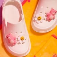 ราคา (พร้อมส่ง) wiggle wiggle x bellygom เซ็ท(2ชิ้น) ดอกไม้+หมี ที่ติดรองเท้า crocs jibbitz charm ของแท้ (19836258780)