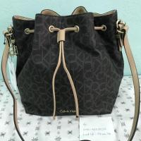 ราคา ลดราคาไปเลย 2,000 บาท กระเป๋า Calvin Klein ทรงขนมจีบสวยน่ารักค่ะ (739856583)