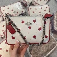 ราคา กระเป๋า Coach สีขาวสะพายไหล่ (6736873333)