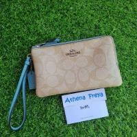 ราคา เหมือนใหม่ ลายซี คล้องมือ S2ซิป Coach มือสองของแท้Coach F66506 Signature Double Corner Wristletสีน้ำตาลอ่อนลายซี ขอบฟ้า (17557787340)