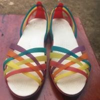 ราคา ‼️used รองเท้า เรนโบว์ crocs แท้ คะ w7 (1450285369)