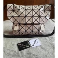 ราคา Issey miyake baobao rock crossbody/shoulder bag ของแม่ค้าเองค่า ซื้อใช้เอง ของแท้ เบาเบา บาวบาว สภาพดีเลยค่ะ (11263723256)