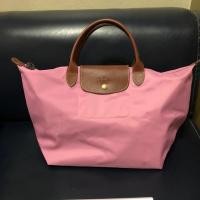 ราคา มือสอง Longchamp ไซส์M หูสั้น ของแท้ 100% ซื้อจากสนามบินอเมริกาค่ะ ราคานี้คือถูกมากหาไม่ได้แล้วค่ะ ขอรูปเพิ่มได้ค่ะ (3821631651)