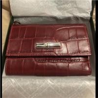 ราคา กระเป๋าสตางค์ longchamp หนังแท้ สีแดงรับทรัพย์ สวยมากคะ สภาพ 95% ราคาเต็ม 1x,xxx ยาว 14 ซม สูง 10 ซม แต่กางออก 25X14 ซม (1300996331)