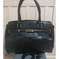 ราคา กระเป๋าหนังแท้ แบรนด์แท้ Sisley หนังฉ่ำใบใหญ่ อะไหล่ทองวิ๊ง มีสายยาว ฐานกระเป๋าอยู่ที่ 14 นิ้ว เจ้าของขายเอง 350 บาทค่ะ (17799128129)