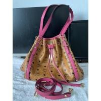 ราคา MCM แท้มือสอง กระเป๋าจีบเอ็มซีเอ็ม สีออริคาดชมพู สภาพดีพร้อมใช้งาน (20201070835)