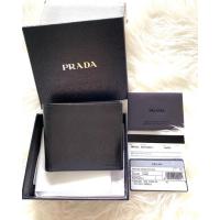 ราคา ขายกระเป๋าตังค์ Prada หนัง Saffiano สีดำ ของแท้ 100% มือสอง (15037258341)