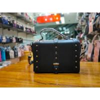 ราคา RedberryBrandหนังpuรุ่นนี้สวย&น่ารักมุ้งมิ้งใครเล็งกล่องสี่เหลี่ยมรีบด่วนเล้ย ไซส์ก.8*ย.23*ส.25cm.ราคา1290.- (5640192889)