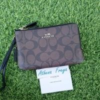 ราคา เหมือนใหม่ ลายซี คล้องมือ S2ซิป Coach มือสองของแท้Coach F66506 Signature Double Corner Zip Wristletสีน้ำตาลเข้มลายซี (14280062056)