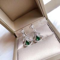 ราคา ต่างหู พลอยเขียวส่อง เรือนเงินแท้ เคลือบทองคำขาว 18K (8808361365)