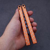 ราคา Balisong พับกลางแจ้งแบบพกพา อลูมิเนียมอัลลอยด์มีดบาลิซอง มีดควง มีดบาลิซอง มีดซ้อม มีดผีเสื้อ คุณภาพดี ระบบบุชชิ่ง (22267423004)