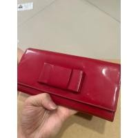 ราคา กระเป๋าสตางค์ใบยาว 3พับ Miu Miuสีแดงหนังแก้ว งานแท้ มือสอง (23345106606)