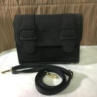 ราคา กระเป๋าแฟชั่น ขนาด 8.5 นิ้ว สีดำ หนังกลับหน้าเข็มขัดคู่หนังกลับ (984624779)