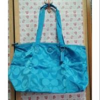 ราคา กระเป๋ามือสอง Coach. กระเป๋าใบใหญ่ใส่เสื้อผ้า ใส่ของได้เยอะ มีกระเป๋าใบเล็กใส่เครื่องสำอางค์ ไม่มีตำหนิ (1266499764)